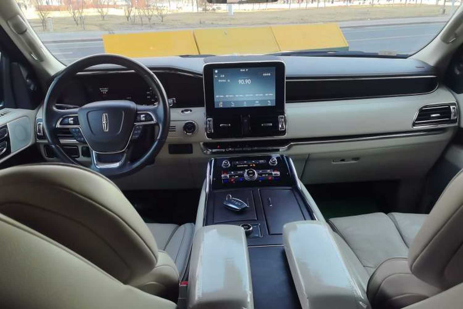 Used Lincoln Navigator  Center Console