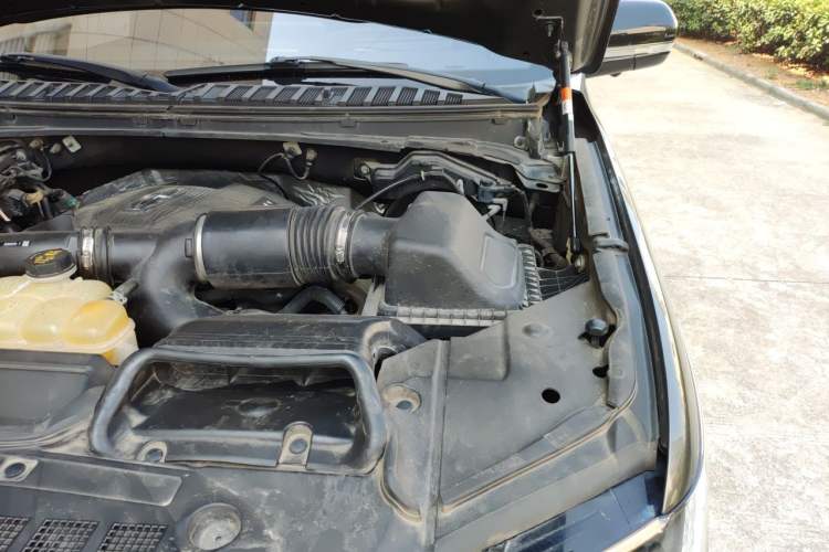 Used Lincoln Navigator 2018 3.5T Prestige Version China V Emission Standard Engine Bay Left