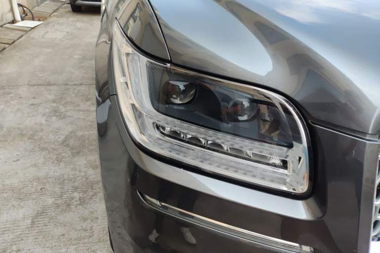 Used Lincoln Navigator 2018 3.5T Prestige Version China V Emission Standard Right Front Headlight