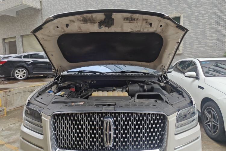 Used Lincoln Navigator 2018 3.5T Prestige Version China V Emission Standard Engine Bay
