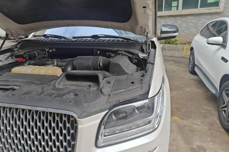 Used Lincoln Navigator 2018 3.5T Prestige Version China V Emission Standard Engine Bay Left