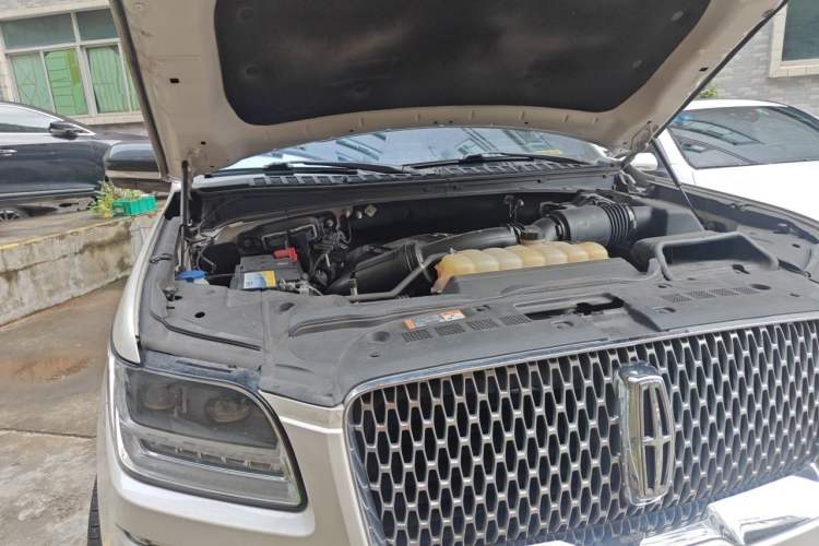 Used Lincoln Navigator 2018 3.5T Prestige Version China V Emission Standard Engine Bay Right