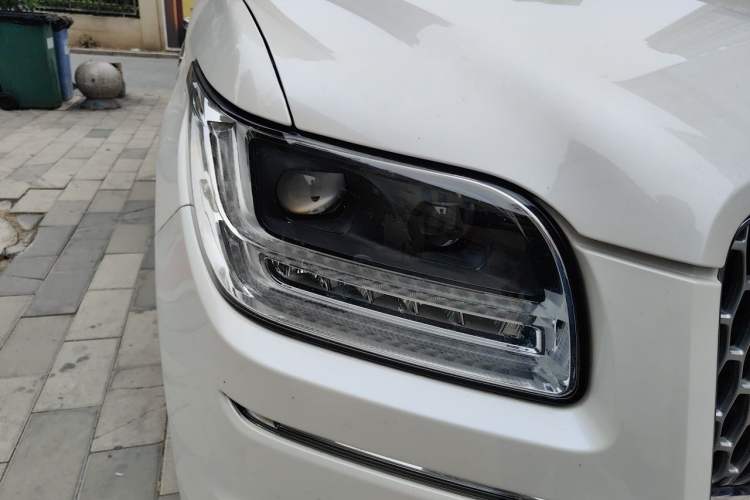 Used Lincoln Navigator 2018 3.5T Prestige Version China V Emission Standard Right Front Headlight