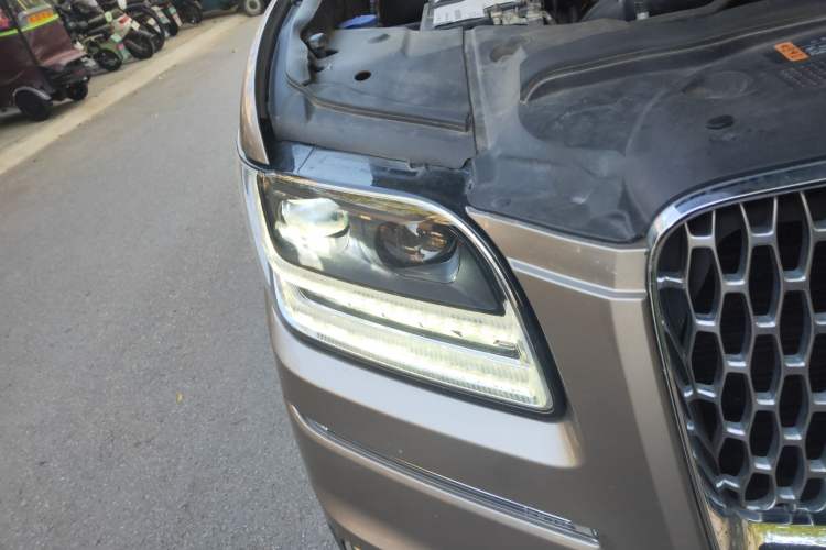 Used Lincoln Navigator 2018 3.5T Prestige Version China V Emission Standard Right Front Headlight