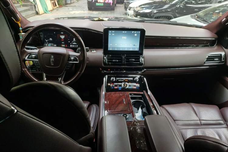 Used Lincoln Navigator 2019 3.5T Presidential Series China VI Standard Center Console