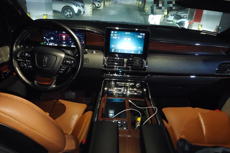 Used Lincoln Navigator 2019 3.5T Prestige Version China VI Standard Center Console