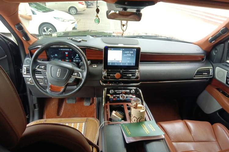 Used Lincoln Navigator 2019 3.5T Prestige Version China VI Standard Center Console