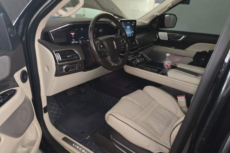 Used Lincoln Navigator 2019 3.5T Presidential Series China VI Standard Center Console