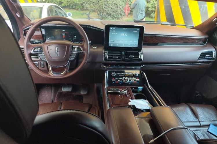 Used Lincoln Navigator 2019 3.5T Presidential Series China VI Standard Center Console