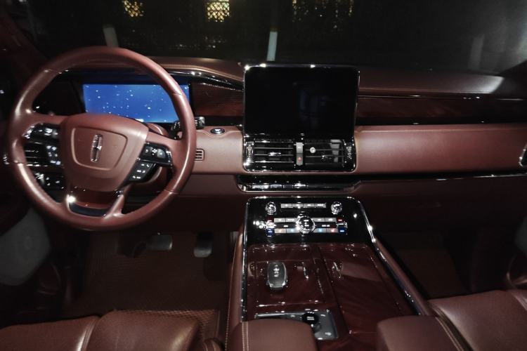 Used Lincoln Navigator 2019 3.5T Presidential Series China VI Standard Center Console