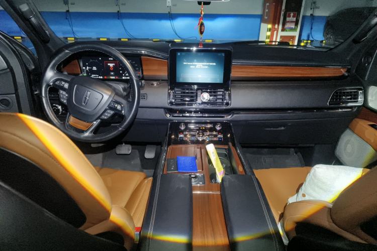 Used Lincoln Navigator 2019 3.5T Prestige Version China VI Standard Center Console