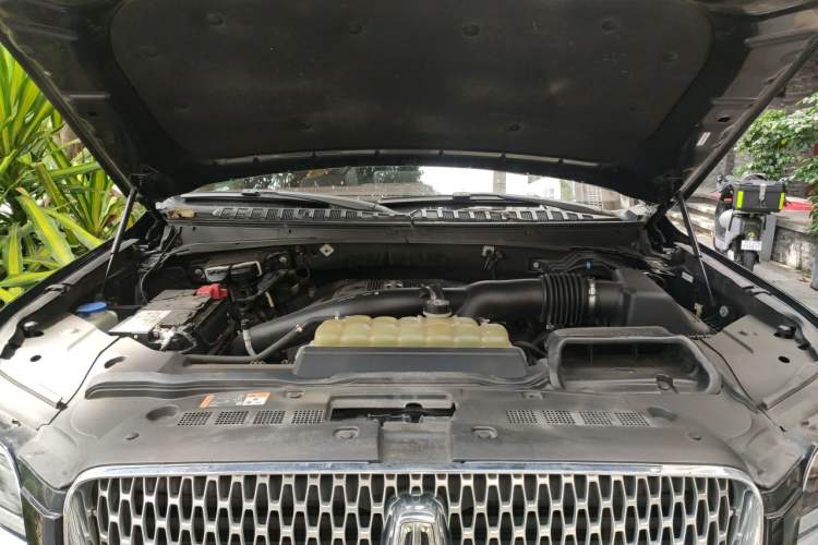 Used Lincoln Navigator 2019 3.5T Presidential Series China VI Standard Engine Bay