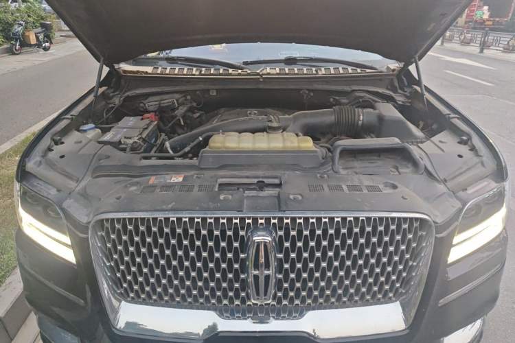 Used Lincoln Navigator 2019 3.5T Prestige Version China VI Standard Engine Bay