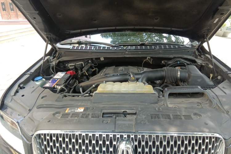 Used Lincoln Navigator 2019 3.5T Prestige Version China VI Standard Engine Bay
