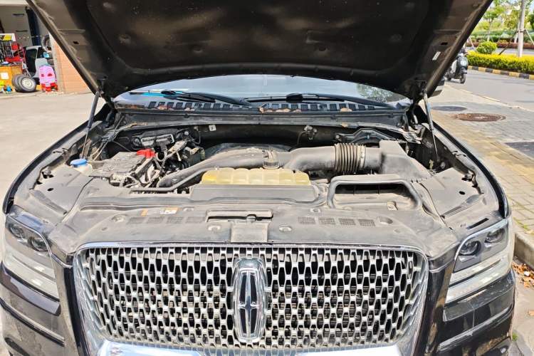Used Lincoln Navigator 2019 3.5T Prestige Version China VI Standard Engine Bay