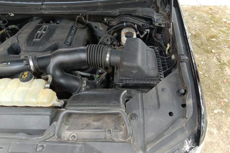 Used Lincoln Navigator 2019 3.5T Prestige Version China VI Standard Engine Bay Left