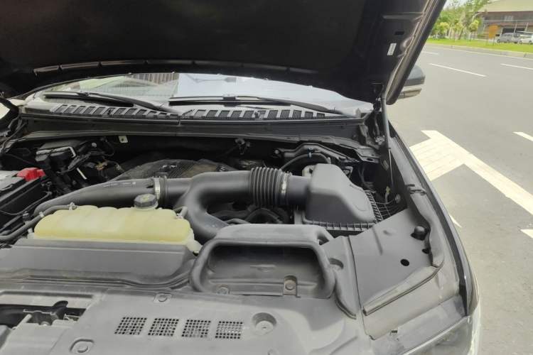 Used Lincoln Navigator 2019 3.5T Prestige Version China VI Standard Engine Bay Left