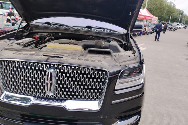 Used Lincoln Navigator 2019 3.5T Prestige Version China VI Standard Engine Bay Left