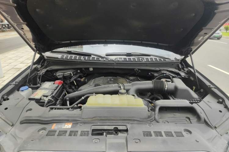 Used Lincoln Navigator 2019 3.5T Prestige Version China VI Standard Engine Bay