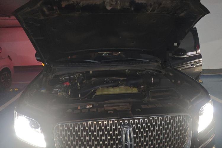 Used Lincoln Navigator 2019 3.5T Prestige Version China VI Standard Engine Bay