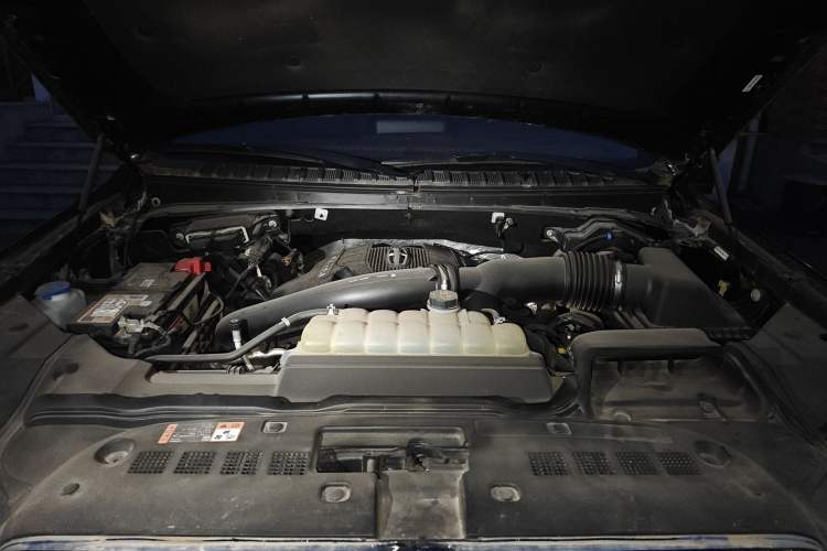 Used Lincoln Navigator 2019 3.5T Presidential Series China VI Standard Engine Bay