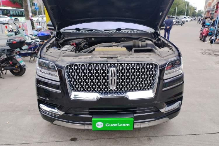 Used Lincoln Navigator 2019 3.5T Prestige Version China VI Standard Engine Bay