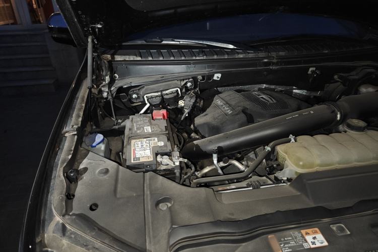Used Lincoln Navigator 2019 3.5T Presidential Series China VI Standard Engine Bay Right