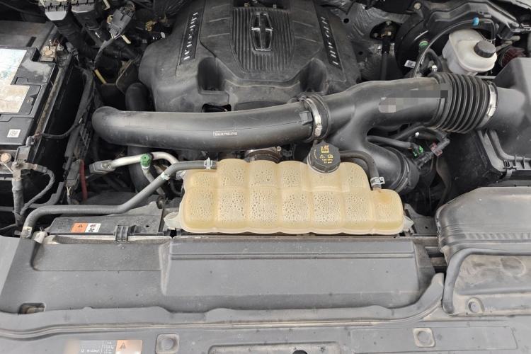 Used Lincoln Navigator  Engine Bay