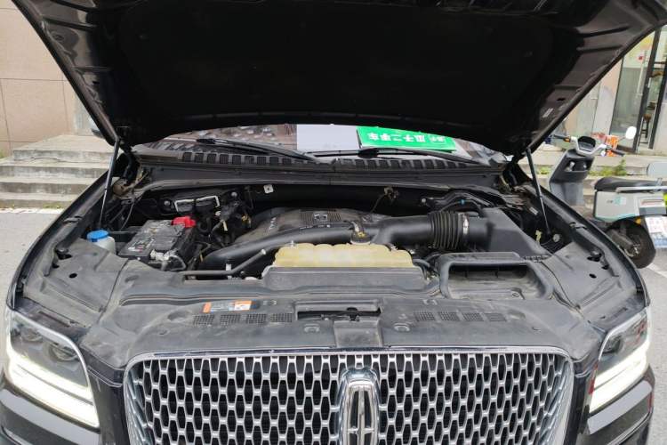 Used Lincoln Navigator 2019 3.5T Presidential Series China VI Standard Engine Bay