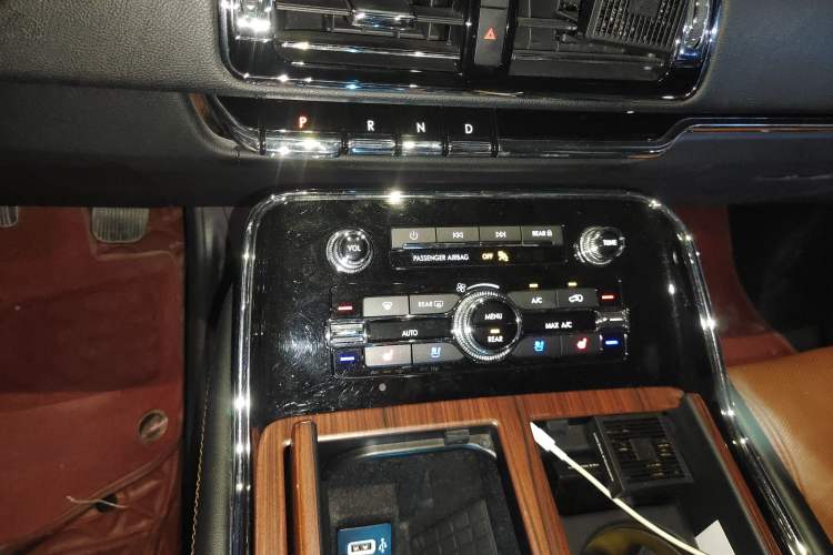 Used Lincoln Navigator 2019 3.5T Prestige Version China VI Standard Gear Lever