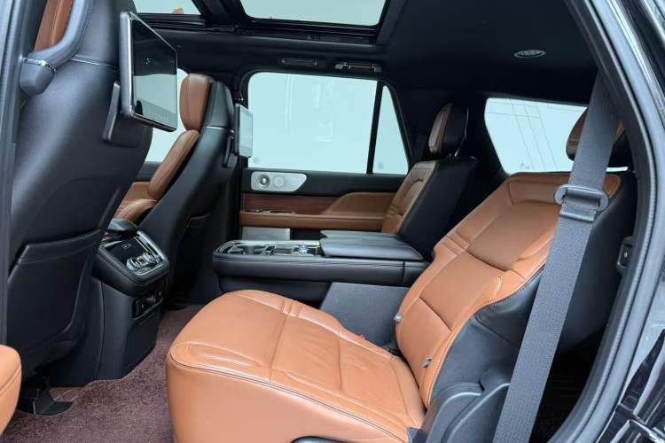 Used Lincoln Navigator 2019 3.5T Prestige Version China VI Standard Interior 3