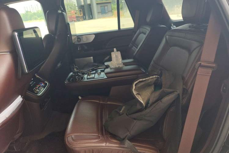 Used Lincoln Navigator 2019 3.5T Presidential Series China VI Standard Left Rear Seat