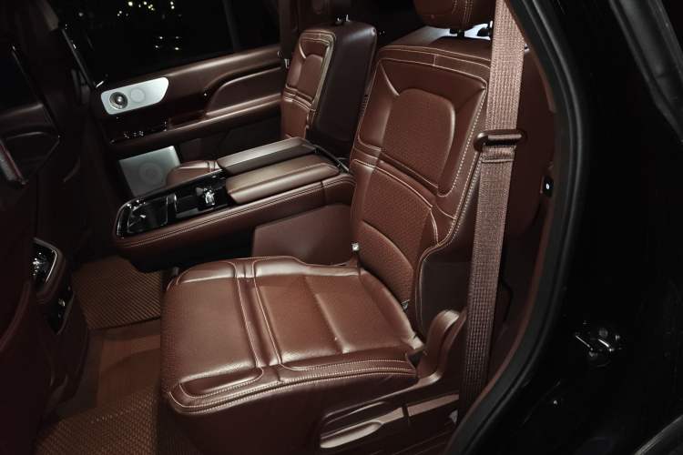 Used Lincoln Navigator 2019 3.5T Presidential Series China VI Standard Left Rear Seat
