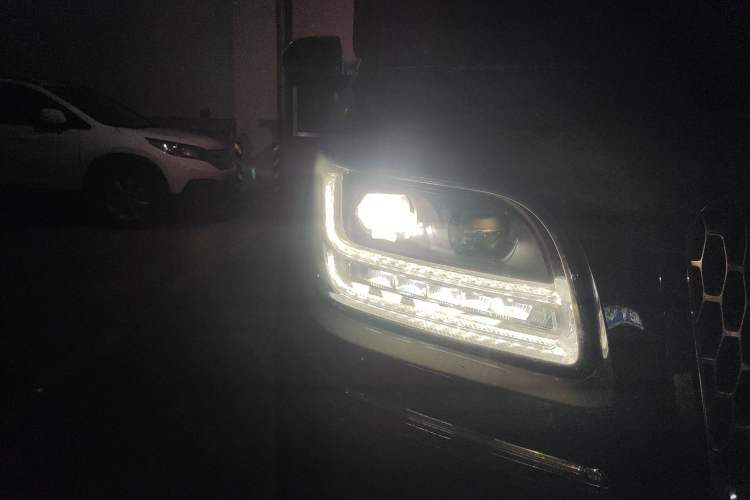 Used Lincoln Navigator 2019 3.5T Prestige Version China VI Standard Right Front Headlight