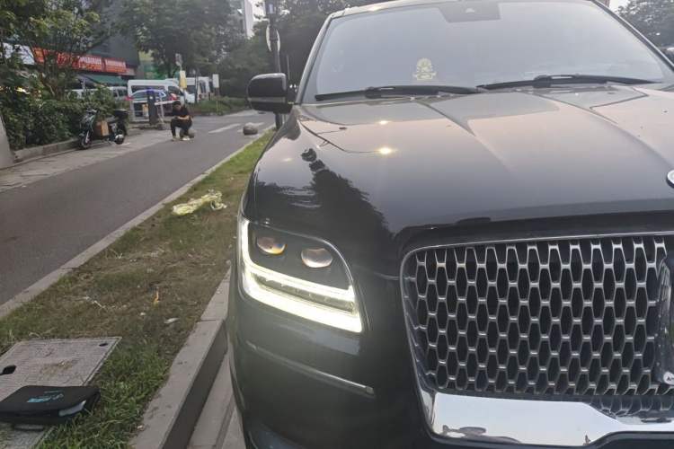 Used Lincoln Navigator 2019 3.5T Prestige Version China VI Standard Right Front Headlight