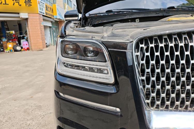 Used Lincoln Navigator 2019 3.5T Prestige Version China VI Standard Right Front Headlight