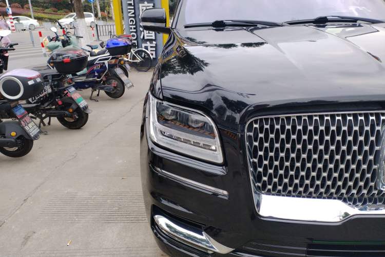 Used Lincoln Navigator 2019 3.5T Prestige Version China VI Standard Right Front Headlight
