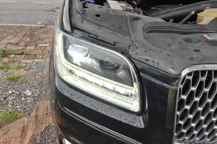 Used Lincoln Navigator  Right Front Headlight