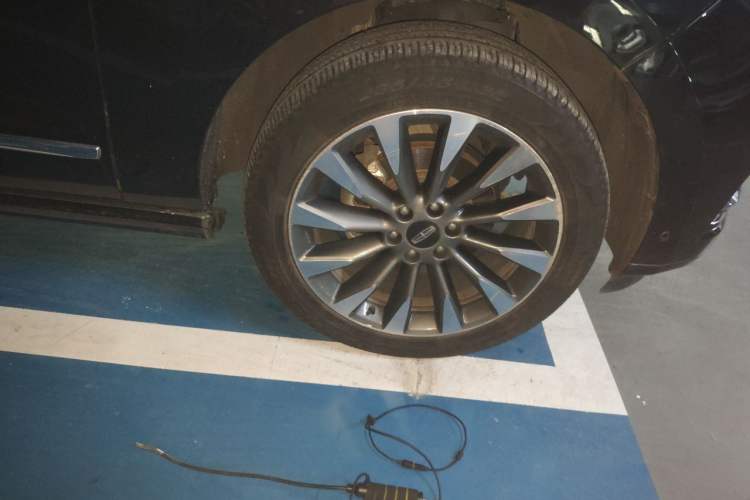 Used Lincoln Navigator 2019 3.5T Prestige Version China VI Standard Right Front Wheel Hub