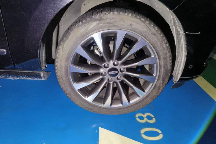 Used Lincoln Navigator 2019 3.5T Prestige Version China VI Standard Right Front Wheel Hub