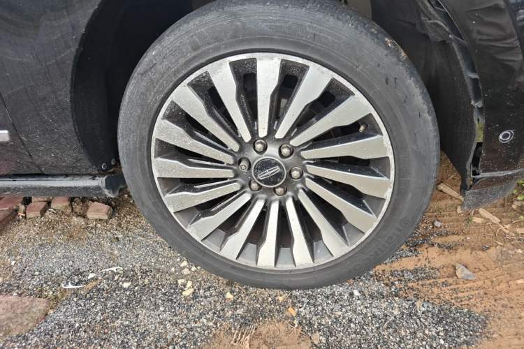 Used Lincoln Navigator  Right Front Wheel Hub