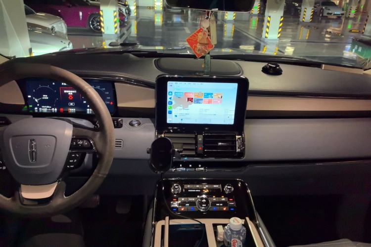 Used Lincoln Navigator 2019 3.5T Presidential Series China VI Standard Center Console