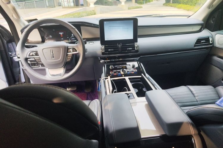 Used Lincoln Navigator 2019 3.5T Presidential Series China VI Standard Center Console