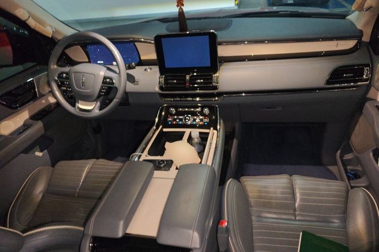 Used Lincoln Navigator 2019 3.5T Presidential Series China VI Standard Center Console