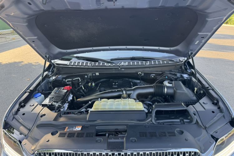 Used Lincoln Navigator 2019 3.5T Presidential Series China VI Standard Engine Bay