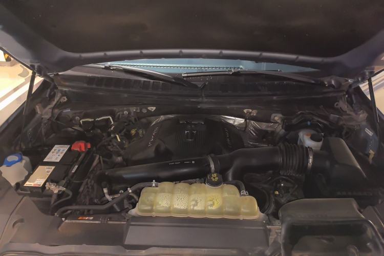 Used Lincoln Navigator 2019 3.5T Presidential Series China VI Standard Engine Bay