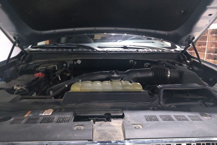 Used Lincoln Navigator 2019 3.5T Presidential Series China VI Standard Engine Bay