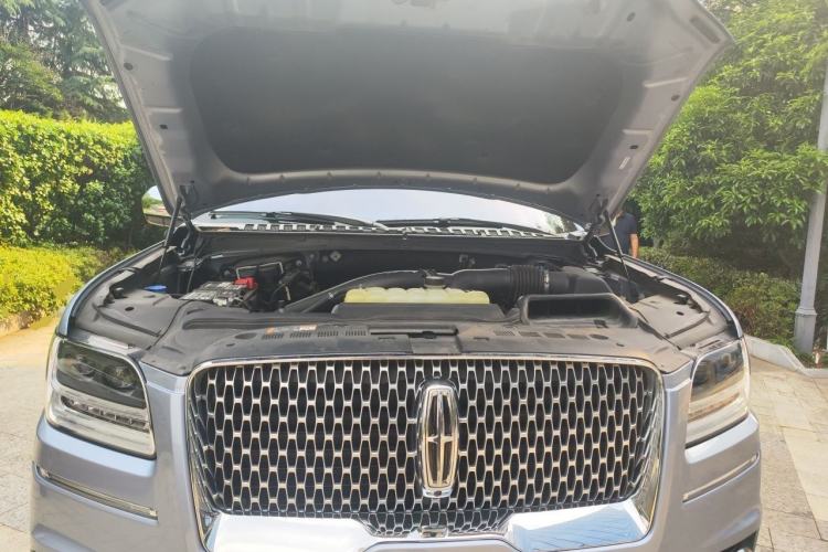 Used Lincoln Navigator 2019 3.5T Presidential Series China VI Standard Engine Bay