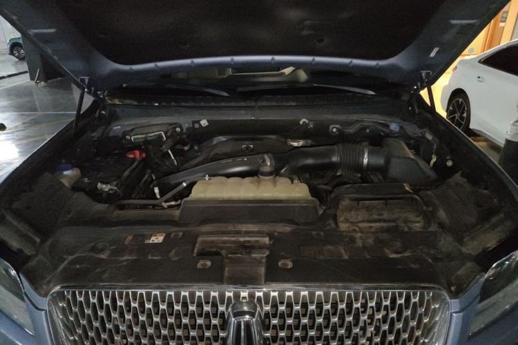 Used Lincoln Navigator 2019 3.5T Presidential Series China VI Standard Engine Bay