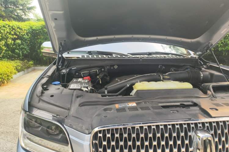 Used Lincoln Navigator 2019 3.5T Presidential Series China VI Standard Engine Bay Right